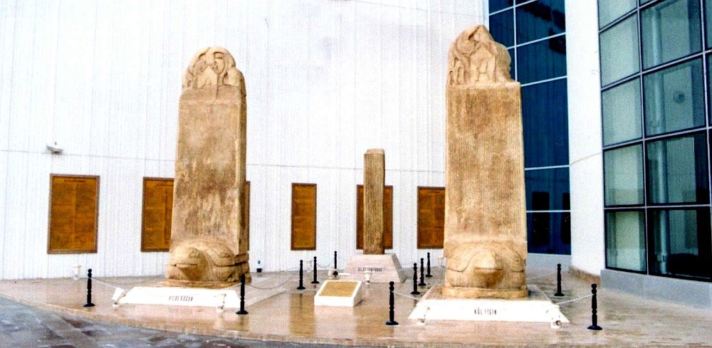 orhun anıtı bilge kağan göktürk tonyukuk yazıtı abidesi maket maketi heykeli Patine tekniğinde taş dokusunun verildiği tarihi anıtlar.yapımı tasarımı yapım tasarım
